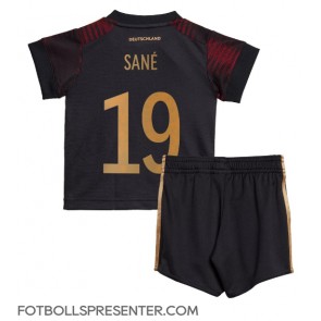 Tyskland Leroy Sane #19 Bortatröja Barn VM 2022 Kortärmad (+ korta byxor)
